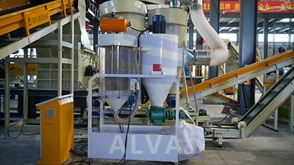 Pulsacyjny odpylacz dla linii recyklingu