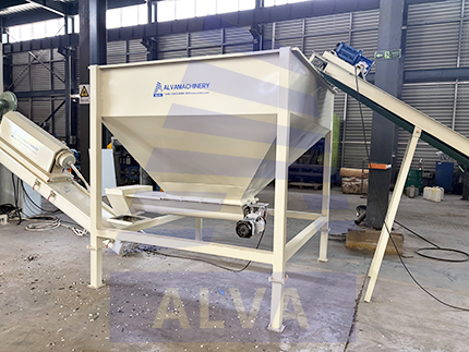 Material storage hopper for recycling line