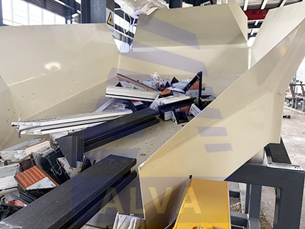 Automatic plastic recycling dump feeder