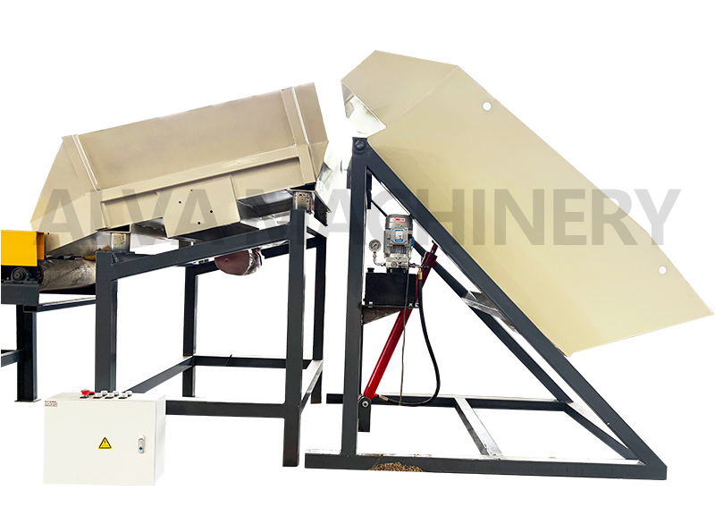Hydraulic tipper hopper for plastic recycling