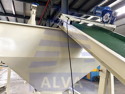 Recycling line intermediate storage hopper