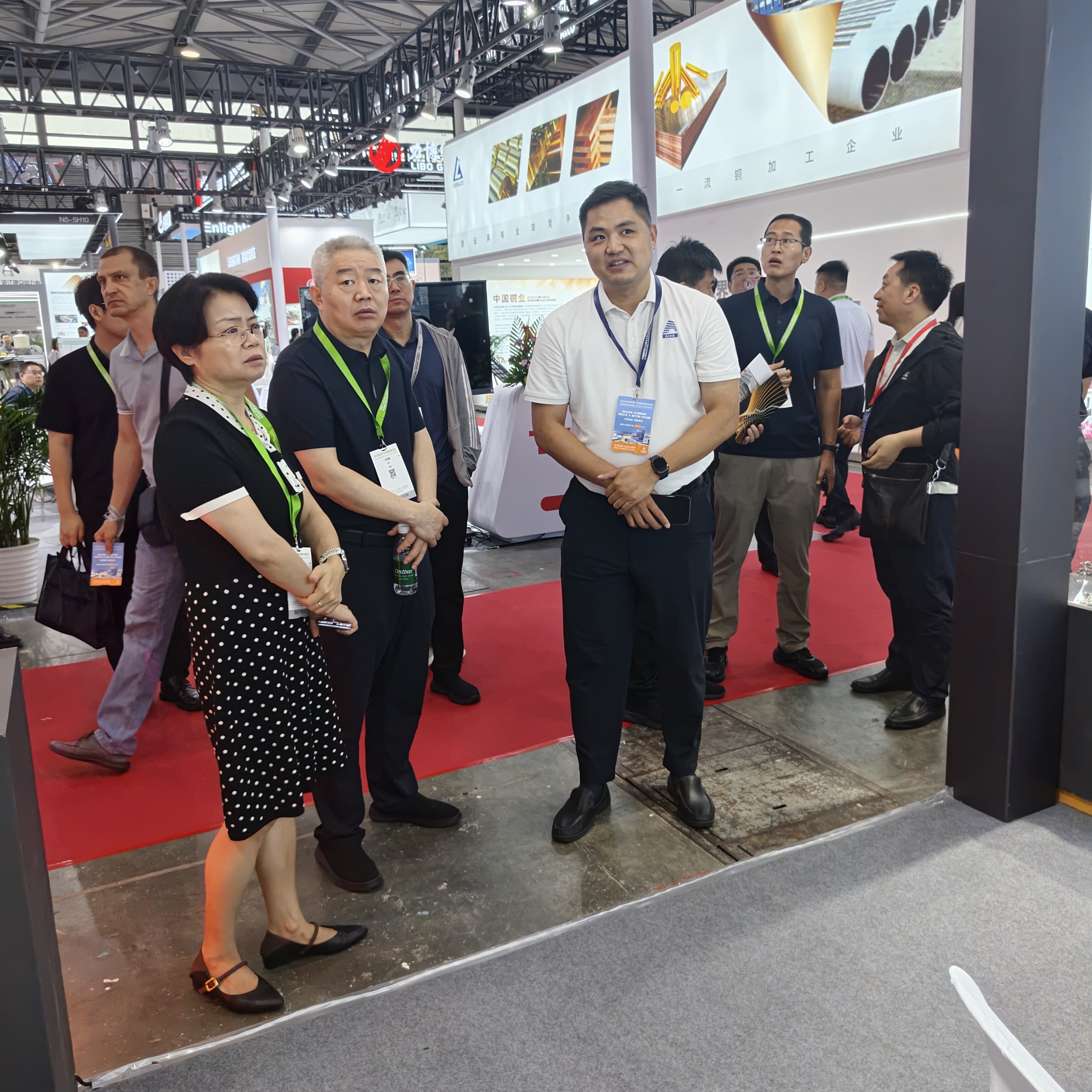 Government Leaders Visit Alva Machinery Booth at ALUMINIUM CHINA Expo10.jpg