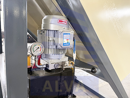 Automatic plastic recycling dump feeder