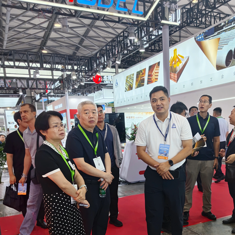 Government Leaders Visit Alva Machinery Booth at ALUMINIUM CHINA Expo07.png