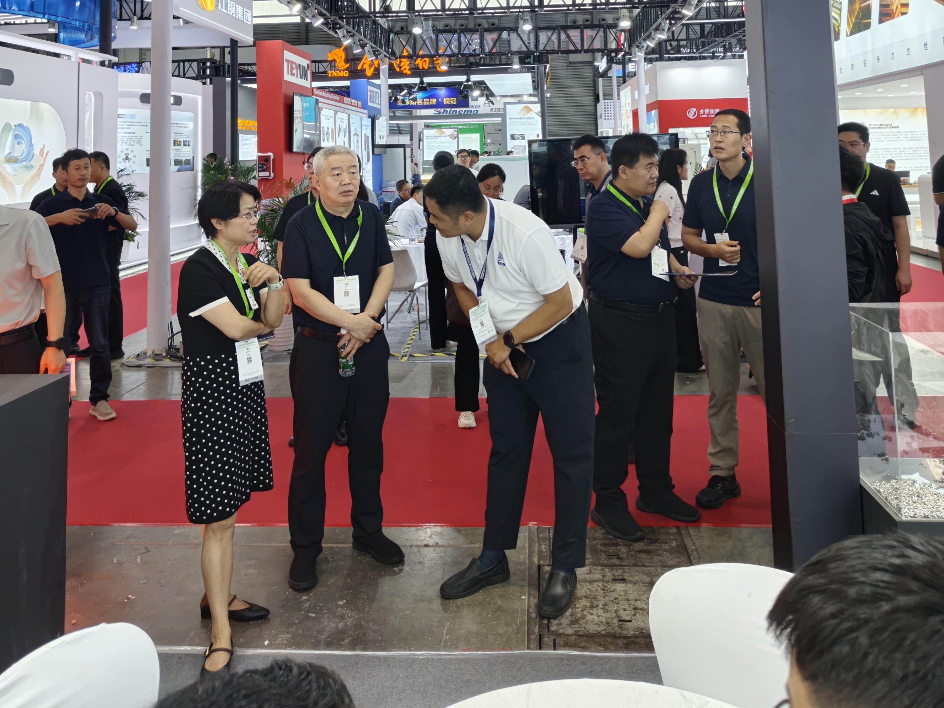 Government Leaders Visit Alva Machinery Booth at ALUMINIUM CHINA Expo09.jpg